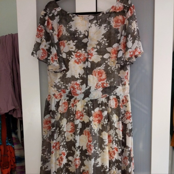 Romantic midi length dress with flutter sleeves (XL) - Picture 2 of 11